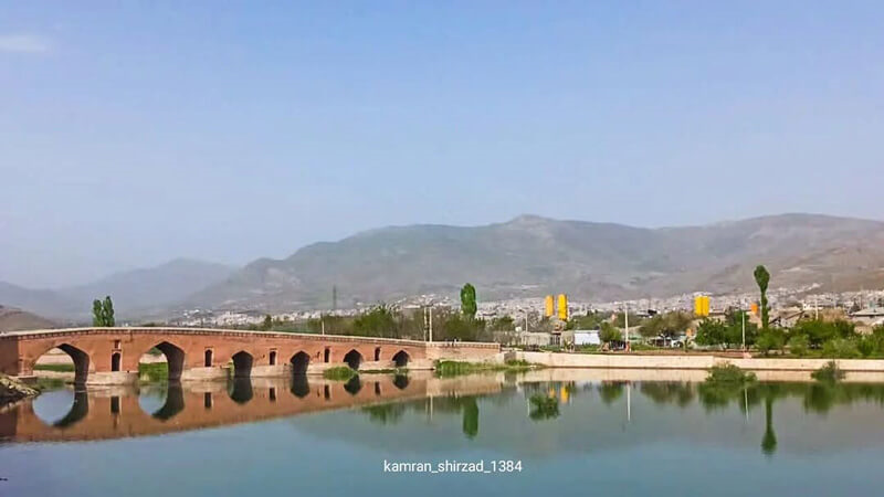 Die Qeshlagh-Brücke in Sanandaj, ein wertvolles Werk über einem ruhigen Fluss.